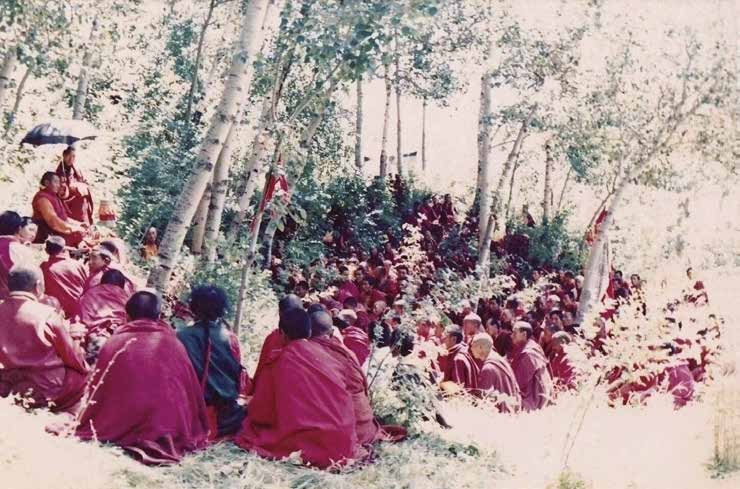 1987年法王如意宝在五台山清凉石树林为僧众传法