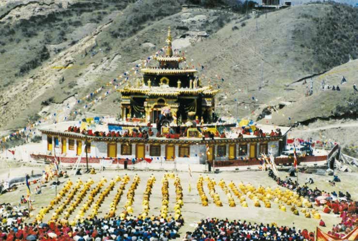 1997年汉僧在“大幻化网坛城”前拜愿1998年的喇荣五明佛学院