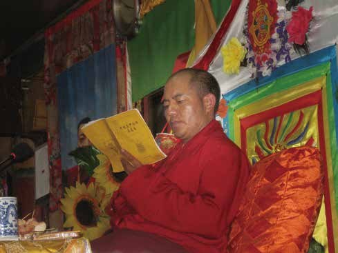 2005年，汉僧年底背考《中观庄严论》，索达吉堪布正在看此法本